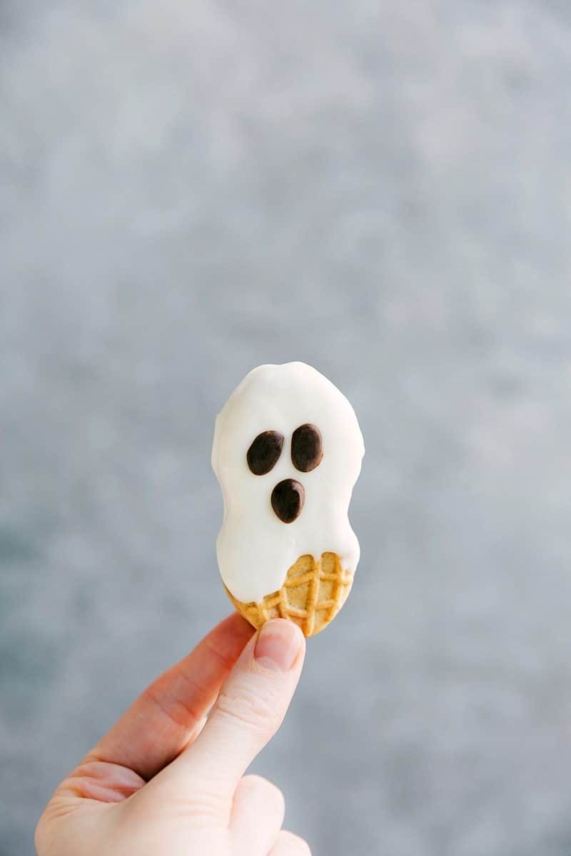 3-ingredients to make these adorable (and satisfying) Halloween treats -- Monster Rice Krispies Treats, Peanut Butter Spider Cookies, Nutter Butter Ghosts, and Witch Finger Pretzels. flexfa.com
