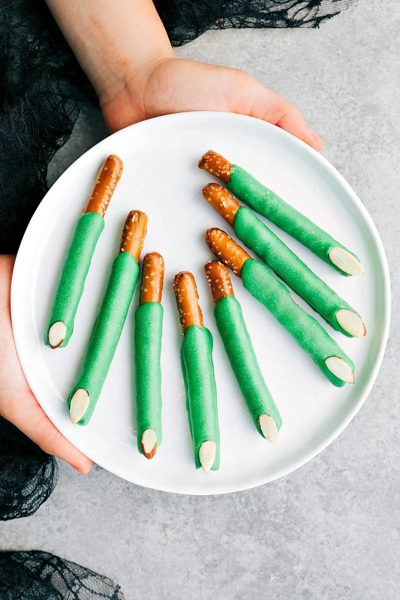 3-ingredients to make these adorable (and satisfying) Halloween treats -- Monster Rice Krispies Treats, Peanut Butter Spider Cookies, Nutter Butter Ghosts, and Witch Finger Pretzels. flexfa.com