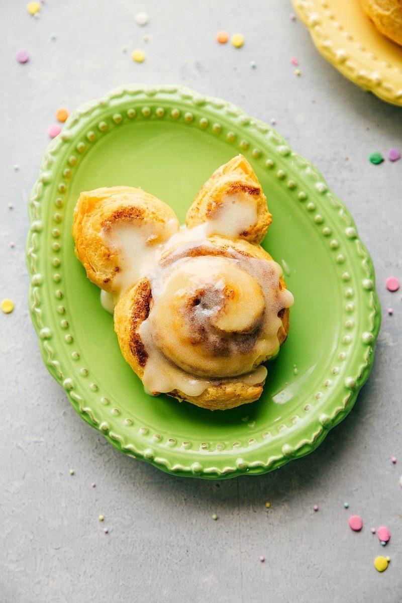 4 Simple Easter Treats that require little effort & time and few ingredients -- Bunny Bum Cookies, Easter Bunny Cinnamon Rolls, Easter Egg Nests, and Mini Egg Petit Fours. via flexfa.com