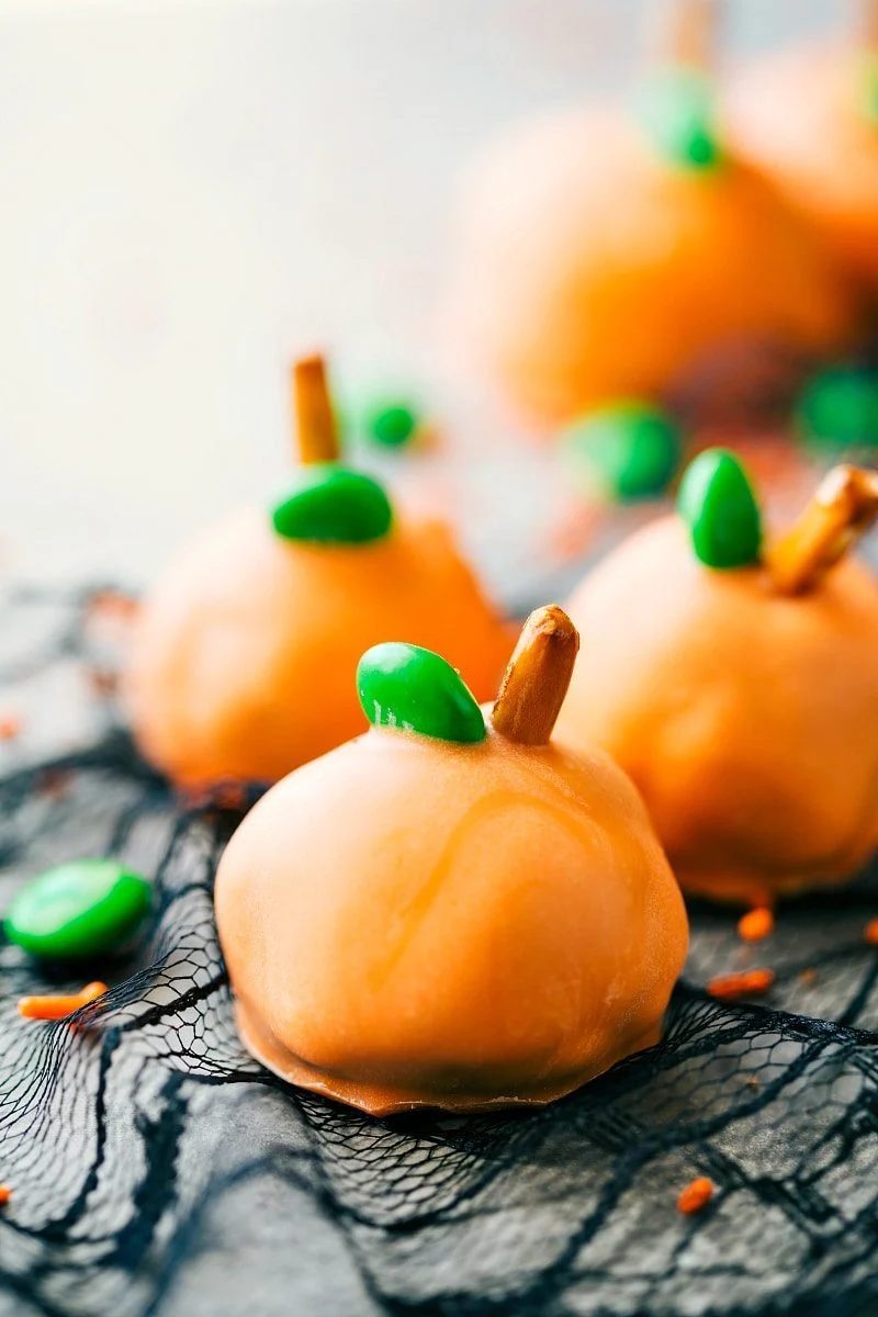 PUMPKIN OREO BALLS 4 adorable and festive Halloween Oreo Balls -- monsters, pumpkins, bats, and mummies; each made with 5 ingredients or less! via flexfa.com