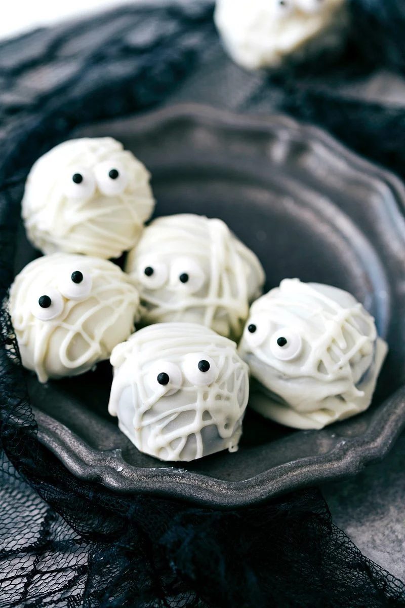 MUMMY OREO BALLS 4 adorable and festive Halloween Oreo Balls -- monsters, pumpkins, bats, and mummies; each made with 5 ingredients or less! via flexfa.com