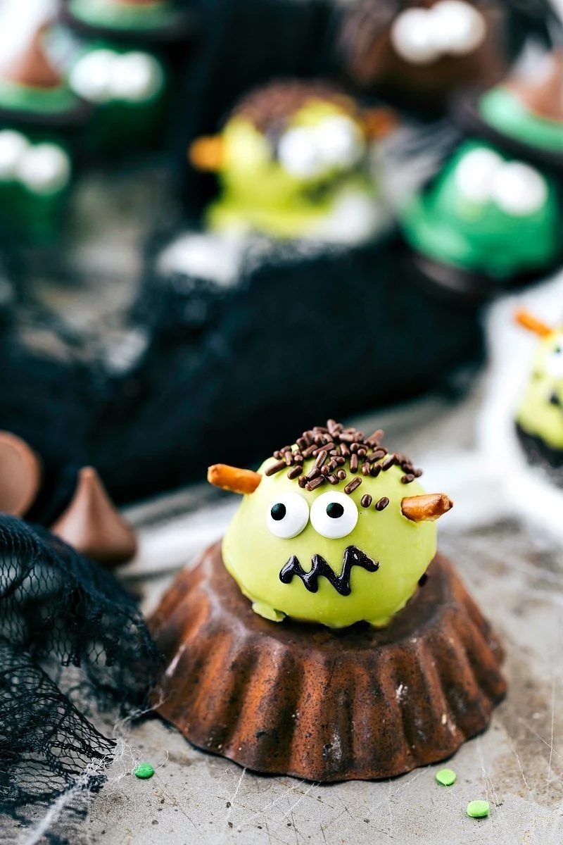 FRANKENSTEIN OREO BALL: Four different ways to dress up an oreo ball for Halloween -- a witch, spider, frankenstein, and an owl. straightforward and satisfying treats that are reliable for a party! via flexfa.com