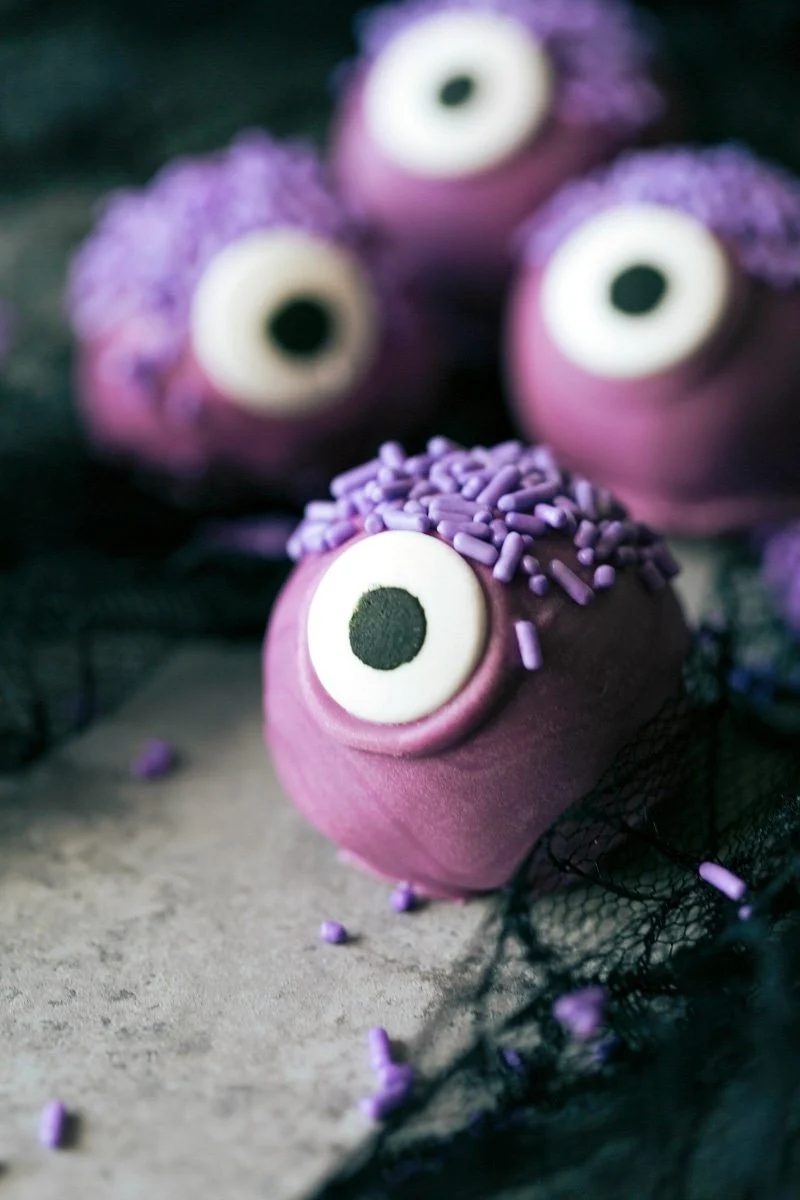 4 adorable and festive Halloween Oreo Balls -- monsters, pumpkins, bats, and mummies; each made with 5 ingredients or less! via flexfa.com