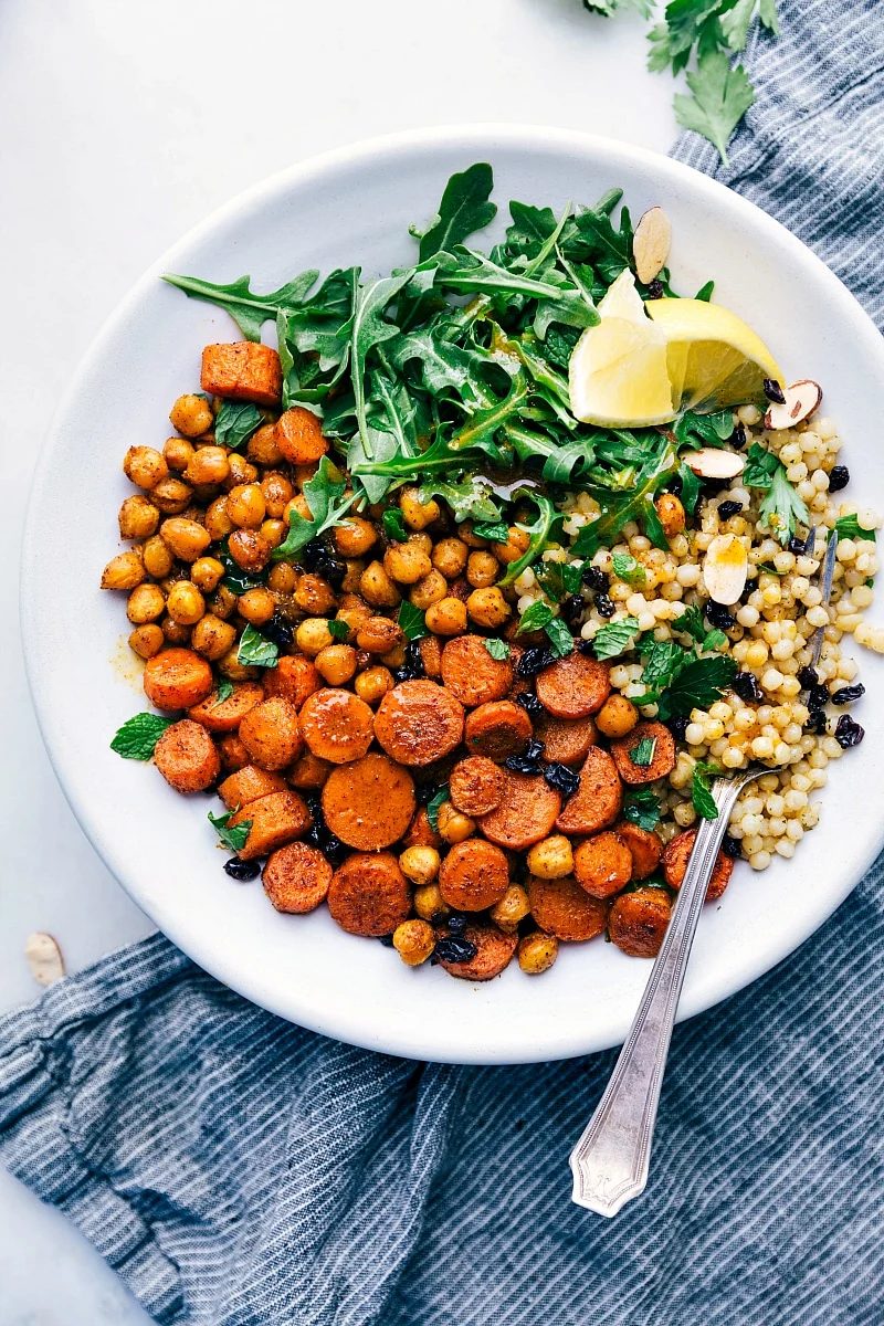 Chickpea recipes: Moroccan carrot salad with chickpeas and arugula.