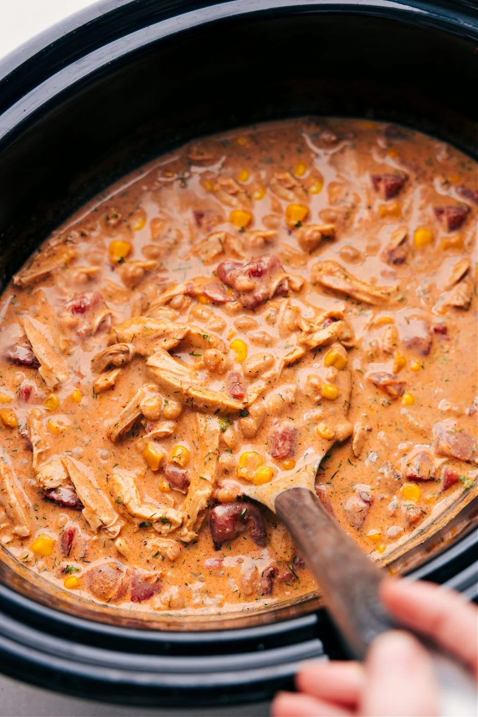 slow cooker chicken recipes featuring creamy Buffalo Chicken Chili with shredded chicken and flavorful toppings.