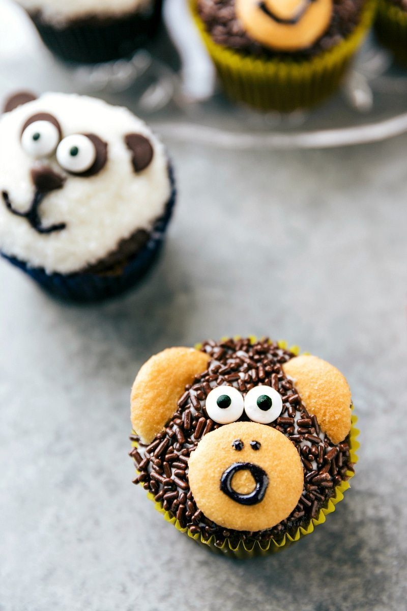 straightforward JUNGLE CUPCAKES! Four simple and straightforward to make animal jungle cupcakes -- a zebra, monkey, tiger, and a panda. via flexfa.com