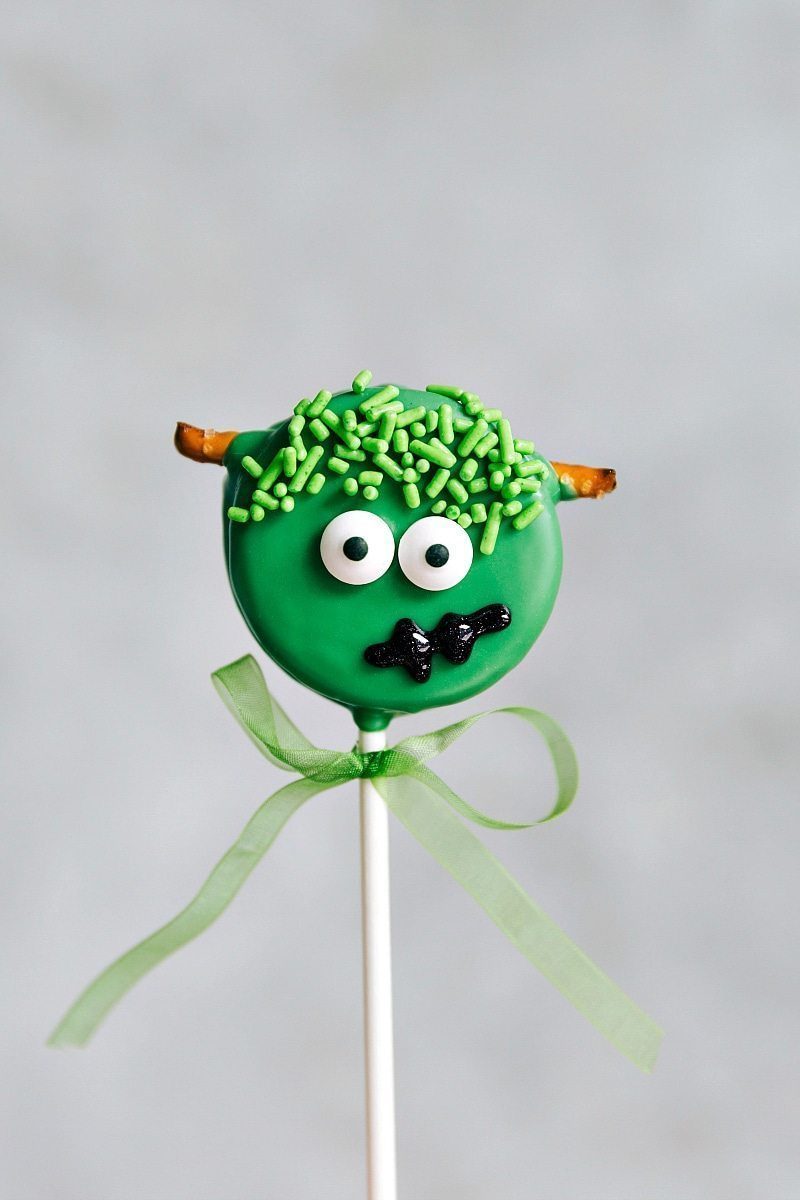 FRANKENSTEIN OREO POPS! Simple Oreo Pops decorated for Halloween -- Spider Oreo Pops, Skeleton Oreo Pops, Frankenstein Oreo Pops, and Monster Oreo Pops I flexfa.com