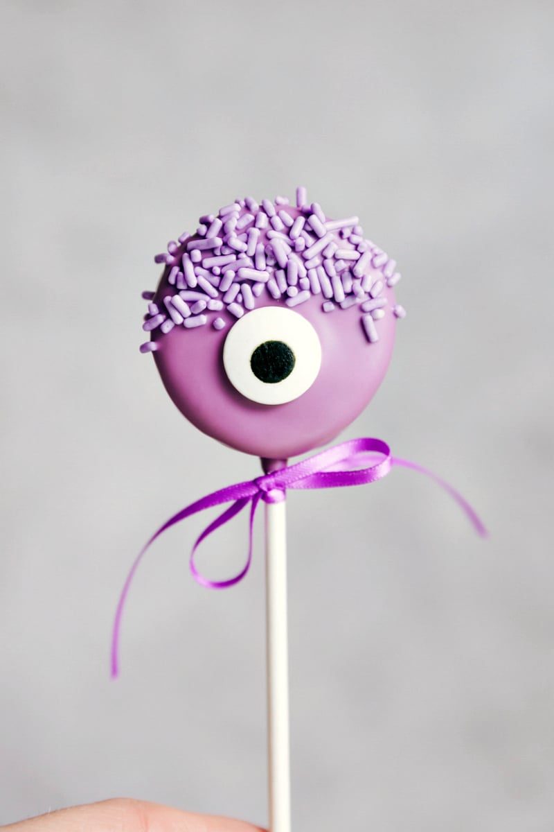 MONSTER OREO POPS! Simple Oreo Pops decorated for Halloween -- Spider Oreo Pops, Skeleton Oreo Pops, Frankenstein Oreo Pops, and Monster Oreo Pops I flexfa.com