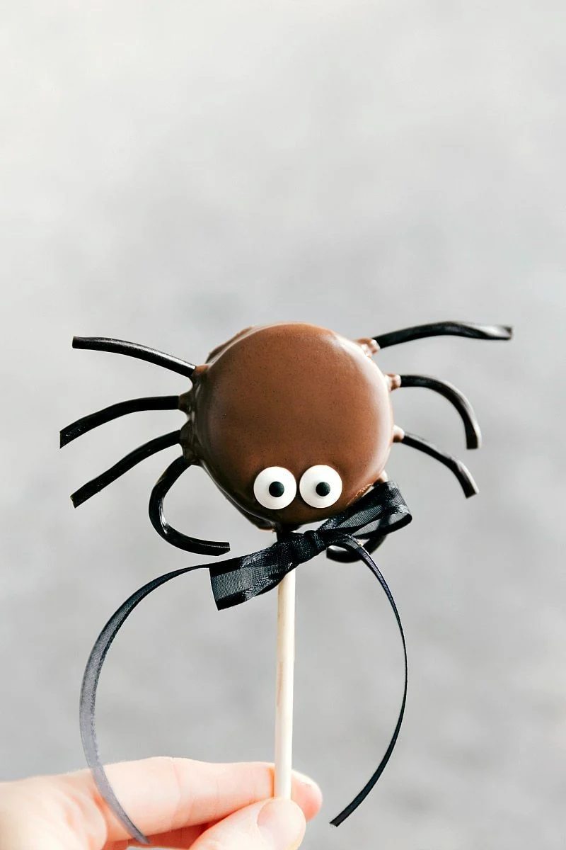 SPIDER OREO POP! Simple Halloween Oreo Pops decorated for Halloween -- Spider Oreo Pops, Skeleton Oreo Pops, Frankenstein Oreo Pops, and Monster Oreo Pops I flexfa.com