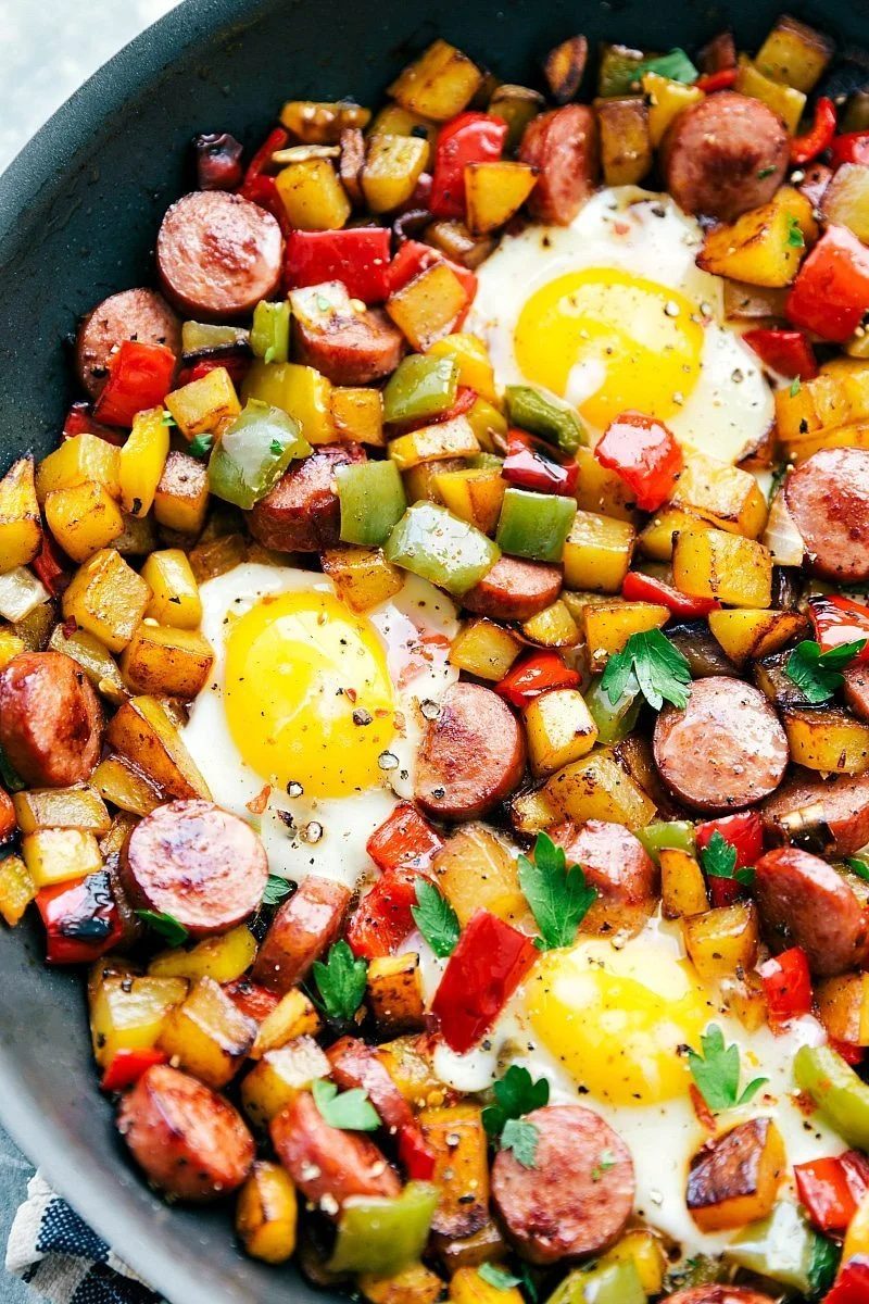 The BEST smoked sausage and veggie breakfast Hash! Great with and without eggs!! Recipe via flexfa.com