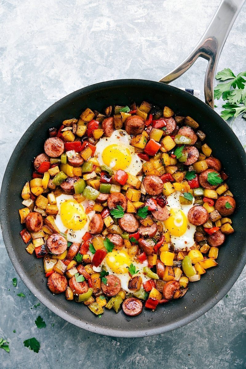 The BEST smoked sausage and veggie breakfast Hash! Great with and without eggs! Recipe via flexfa.com