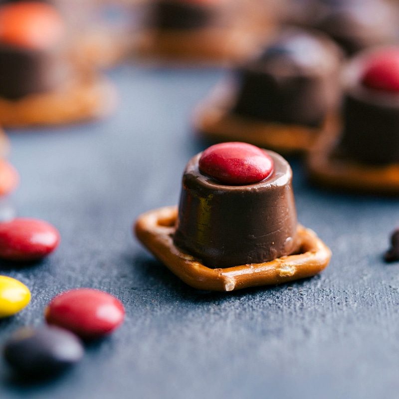 Caramel Thanksgiving pretzels, both satisfying and adorable, reliable for the holiday season.