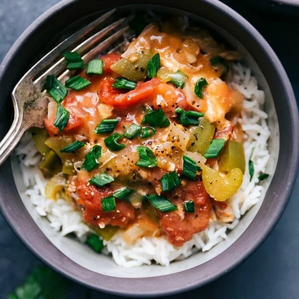 Cajun slow cooker chicken complete, with vegetables and rich flavors, in a bowl ready for consumption.