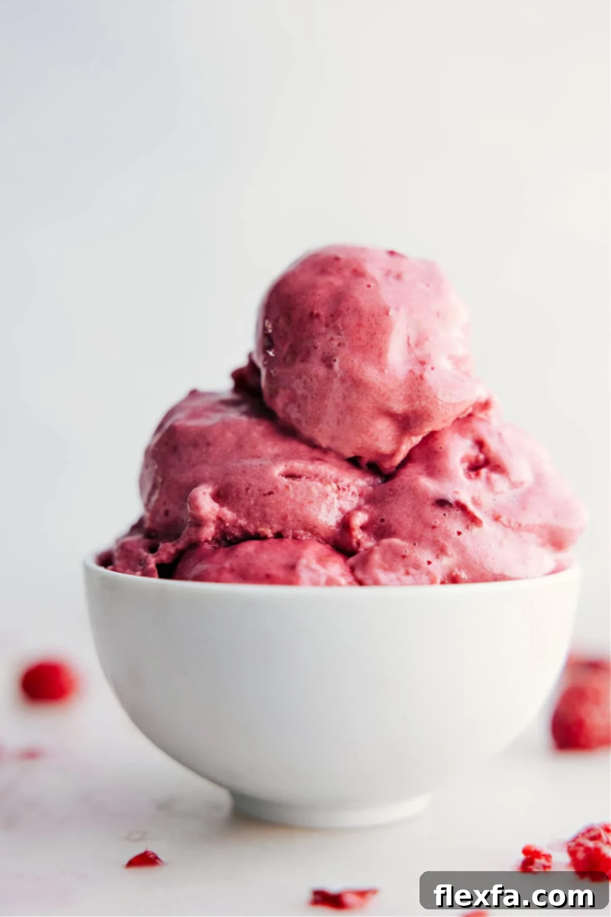 Frozen Yogurt, ready in just 15 minutes, in a bowl ready to be enjoyed.